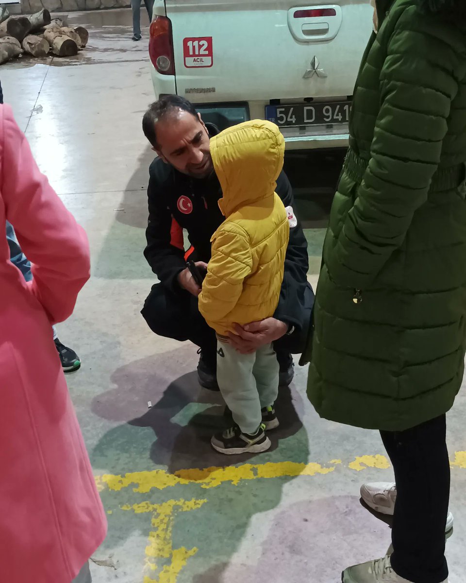 𝗕𝗜̇𝗭 𝗕𝗜̇𝗥𝗟𝗜̇𝗞𝗧𝗘 𝗚𝗨̈𝗖̧𝗟𝗨̈𝗬𝗨̈𝗭 !!!
#düzce depremin yaralarını sarıyoruz. Bingöl İl Müdürümüz Sn. <a href="/Keremoruk/">Kerem ORUK</a> ve ekibimiz  Düzce'de her koşulda , her zaman  vatandaşlarımızın yanında.  #deprem
<a href="/AFADBaskanlik/">AFAD</a>
<a href="/bingolvaliligi/">T.C. Bingöl Valiliği</a>
@DgnSedat