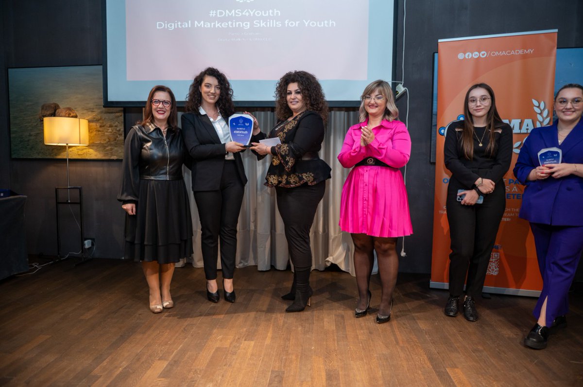 GermaniPamela's tweet photo. ✨Patëm kënaqësinë të kishim të pranishme Znj. @edonabilali e cila ka mbështetur me #grant programin #DMS4Youth &amp; Znj. Klodiana Toptani, Themeluese dhe Drejtuese e @kalaja_e_tiranes e cila me fjalimin e saj motivoi të rinjtë drejt rrugës së sipërmarrjes! 
@OMAcademyAL https://t.co/Hqga0lzJrX