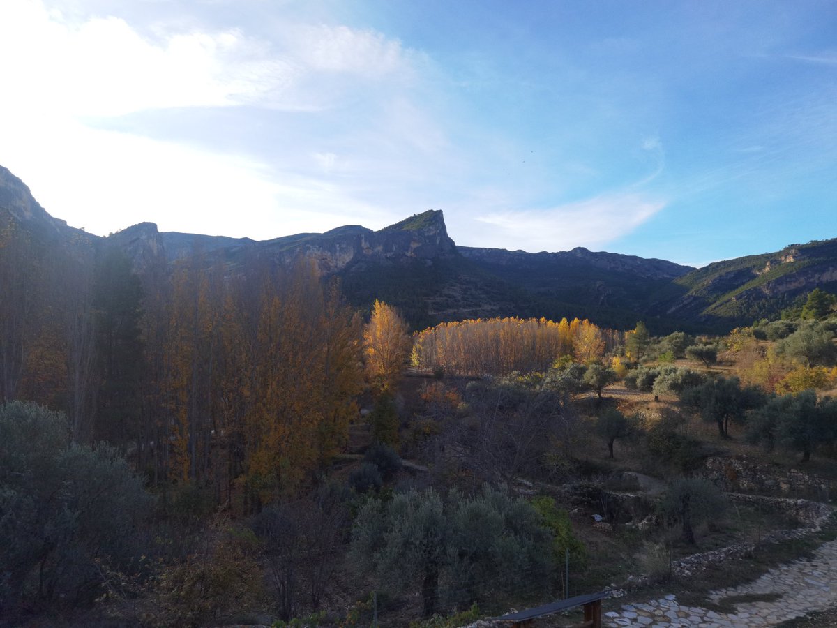 FiguerasRicardo's tweet photo. Primera luz entre la carcama #PaisajesdeTeruel #sienteteruel #guadalope https://t.co/Sog4p9cYyY