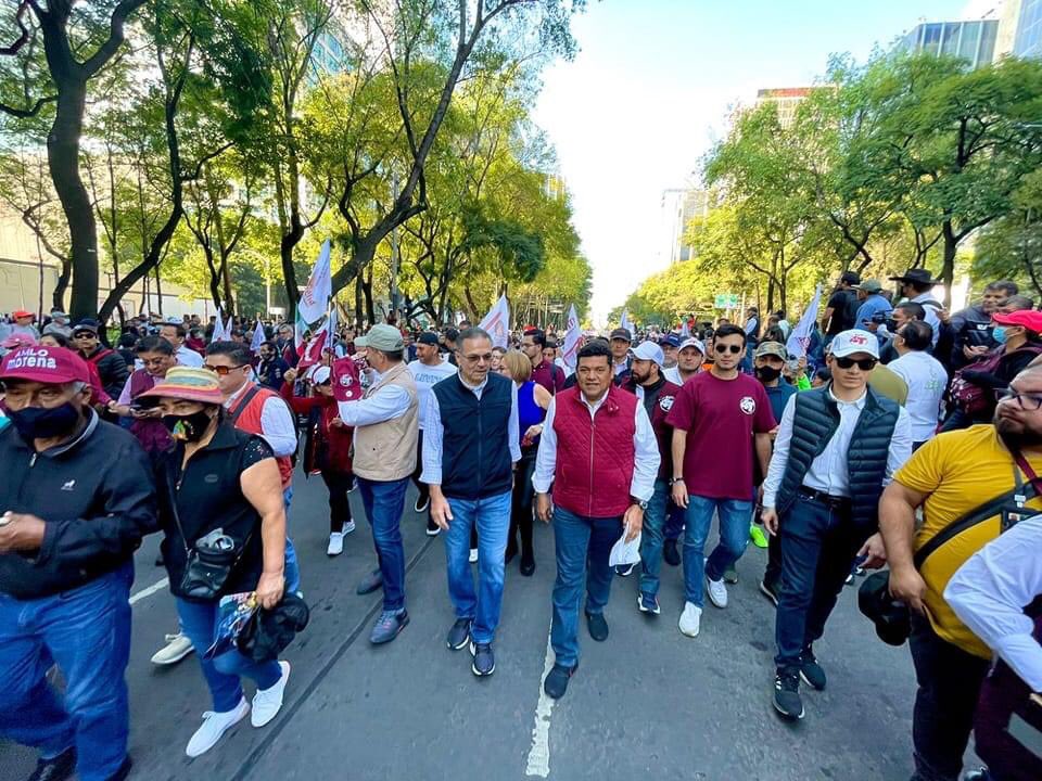 Luis_Villamayor's tweet photo. #Marchando y #Luchando por la transformación del país. ¡Es un honor estar con Obrador!
Como siempre desde los inicios de AMLO
𝐉𝐀𝐕𝐈𝐄𝐑 𝐌𝐀𝐘 junto con El
𝐕𝐚𝐦𝐨𝐬 𝐯𝐚𝐦𝐨𝐬✔️✔️👉🏽🚆
𝐄𝐬𝐭𝐨𝐲𝐂𝐨𝐧𝐌𝐚𝐲👍🏽
𝐄𝐥 𝐭𝐫𝐞𝐧 𝐧𝐨𝐬 𝐮𝐧𝐞🚂 https://t.co/EboSzEl86h