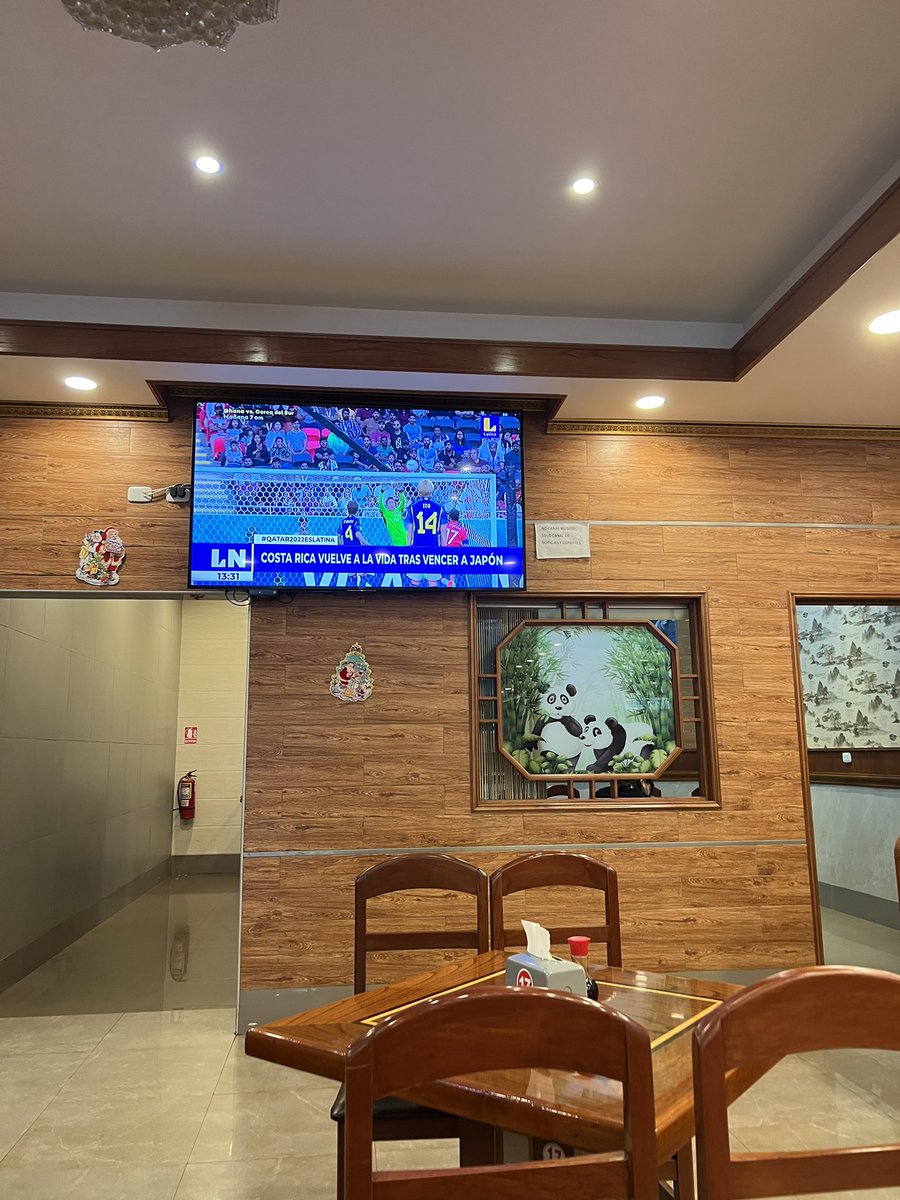 AleAramayoGaona's tweet photo. He aquí yo. 
Sentada en la mejor mesa del Chifa. 
“Domingo chifero” con mi riquísima #Inkacola frente al televisor a 25 min de que inicie el partido Alemania Vr. España y que creen?? 
Díganme!! 

Exactamente @Latina_pe no transmitirá el partido!! 🙈 
Señor de los anillos! Porquee https://t.co/tRiKzbF2jC