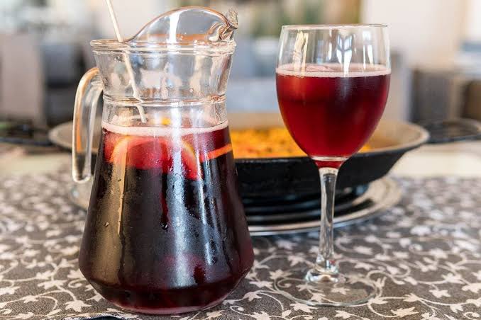 Netshoes's tweet photo. Começando o aquecimento pré-jogo. Se liga nessa disputa:
🍷 vs. 🥃 #ALExESP
#NetshoesNaCopa https://t.co/H5S4ct9vZb