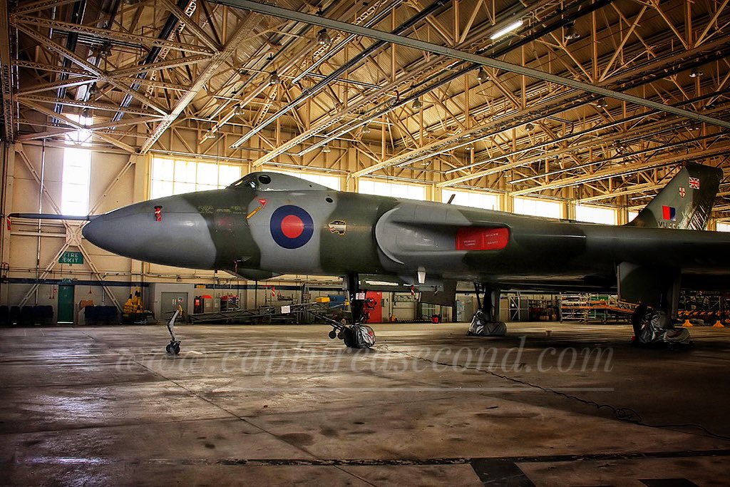captureasecond's tweet photo. Vulcan XH558 in the hangar @RAFWaddington in 2008. #vulcan #xh558 #deltalady #jet #aircraft #aeroplane #noordinaryjob #aviation #avgeek #captureasecond #twittervforce @vulcantothesky https://t.co/0yOkDHgijH