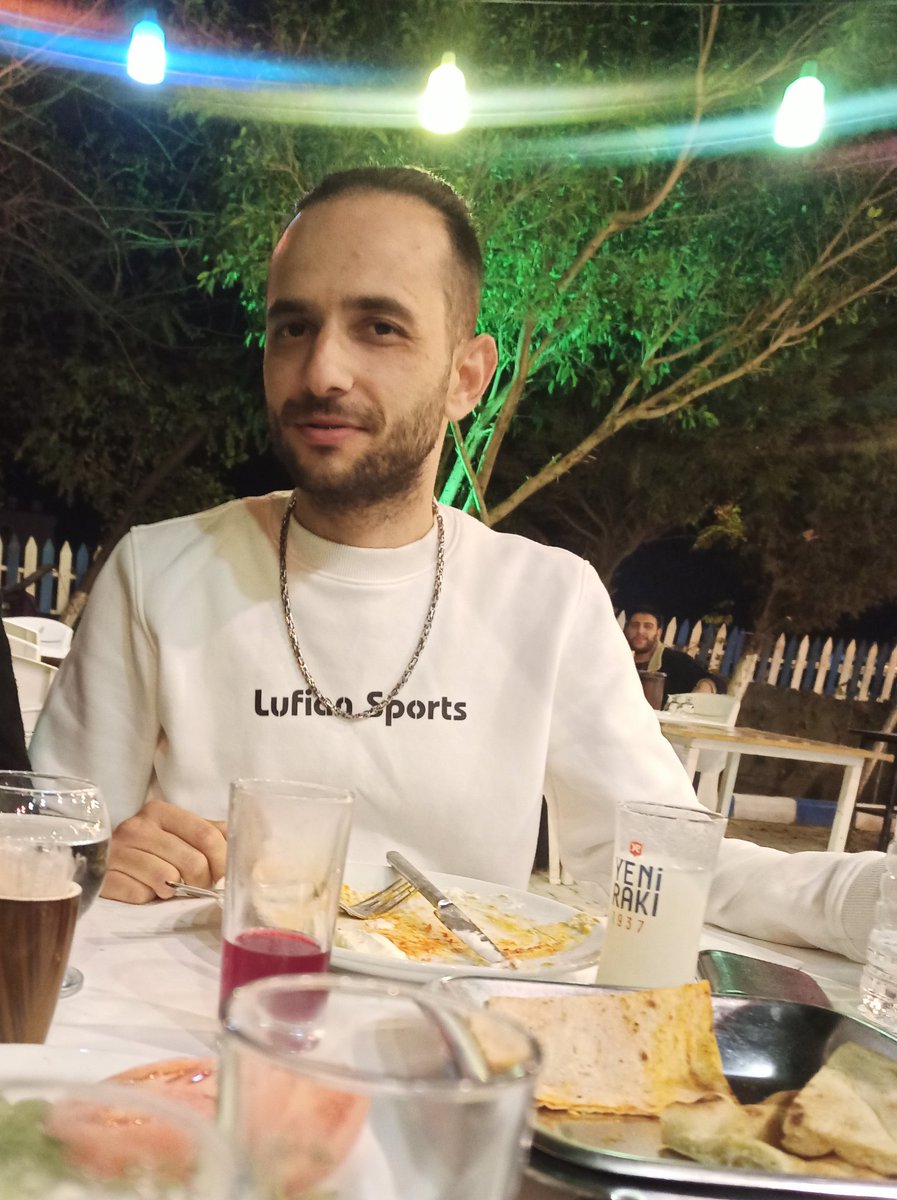 Onurlc3's tweet photo. Efendi markalı terbiyesiz adamları, yüzünün yarısı kadar beyni için endişelenmeyen aptal kadınları, vitrinlerinde nezaket satıp tezgah arkasında seviyesi sıfırın altına düşenleri sevmem! Çünkü kalite insan denen mahlukun çok zor sahip olduğu en güzel cazibedir..!!! https://t.co/I5JD4oqk0z