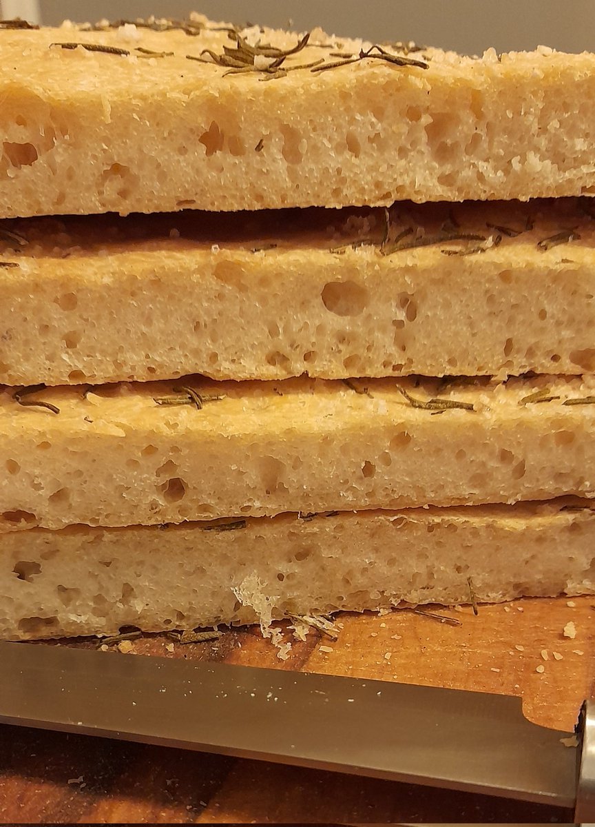 Had some leftover dough, made Schiacciata much to MrsIvy delight. A typical Tuscan flatbread.
#Schiacciata #flatbread #Tuscan #italianbread #nowastedough @breadawardsUK #shareyourloaves It's more chewy than Focaccia but equally versatile.