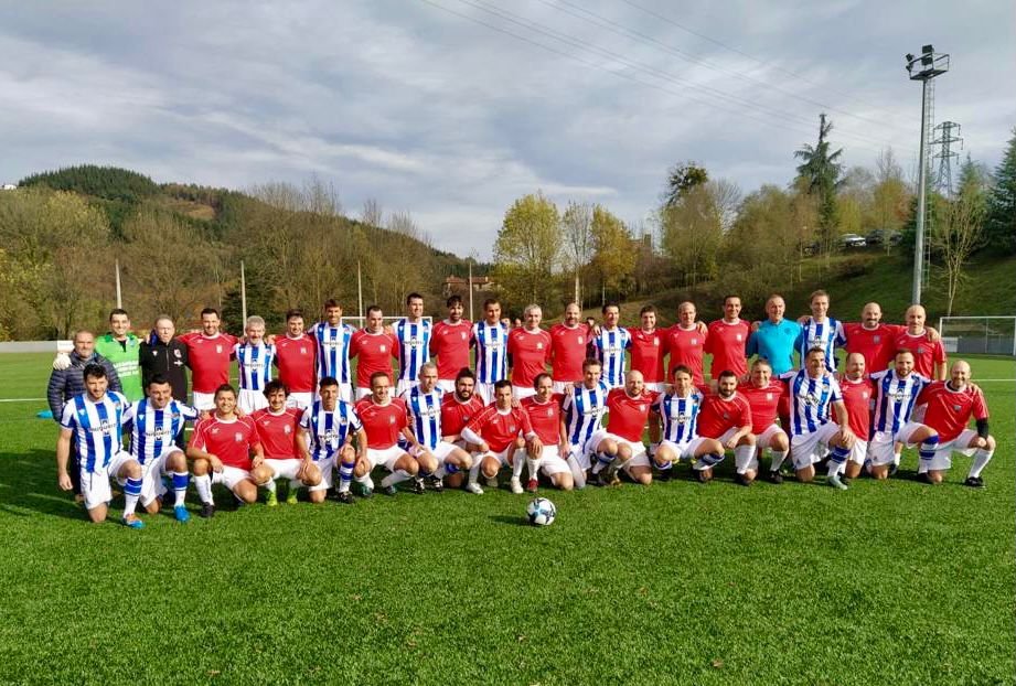 RealSociedad's tweet photo. ⚽️ Los veteranos han vencido 8-0 al Idiazabal KE en el amistoso de esta mañana en el campo de fútbol Arizkorreta

👏 Bonito ambiente en este encuentro organizado por Real Sociedad Fundazioa, en favor del proyecto Txikitik Handira y patrocinado por @Logikaline 🙌

#AurreraReala https://t.co/9WqbtxkSIA