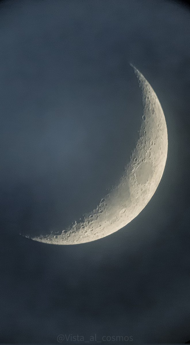 Vista_al_cosmos's tweet photo. 🌙

                🔭📱😉
La Luna creciente hoy iluminada al 19%.
#astrofoto #Moon
#Luna
#cielosESA https://t.co/elD7wECruC