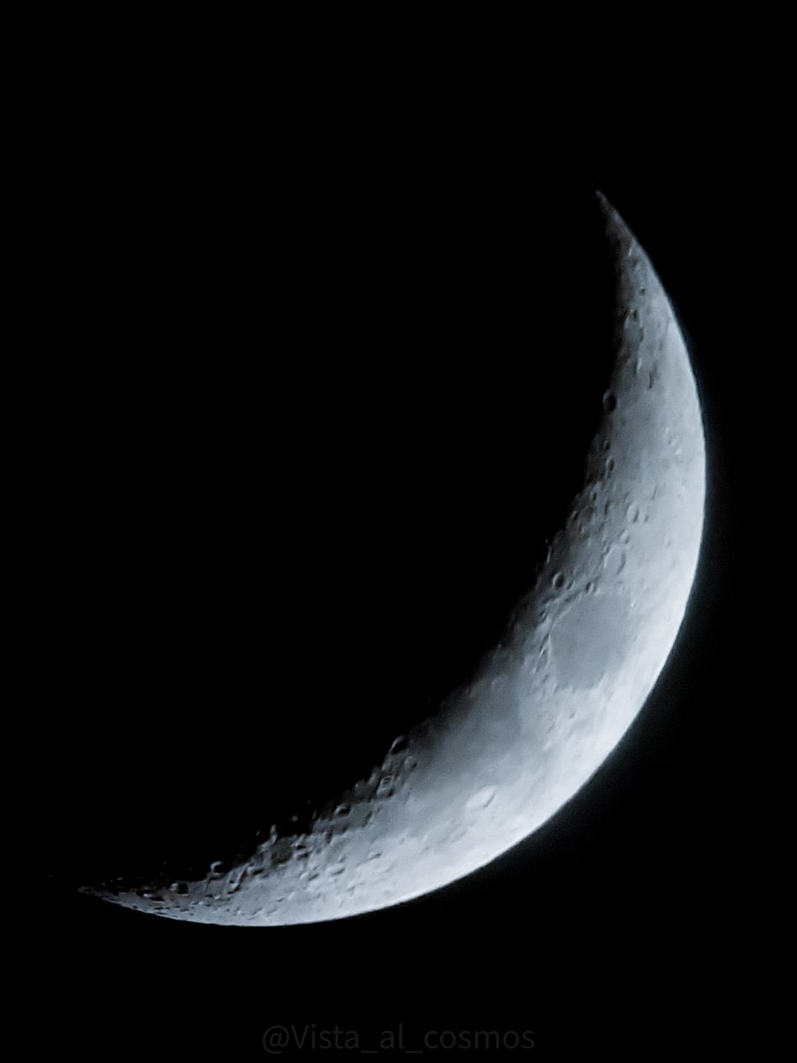 Vista_al_cosmos's tweet photo. 🌙

                🔭📱😉
La Luna creciente hoy iluminada al 19%.
#astrofoto #Moon
#Luna
#cielosESA https://t.co/elD7wECruC