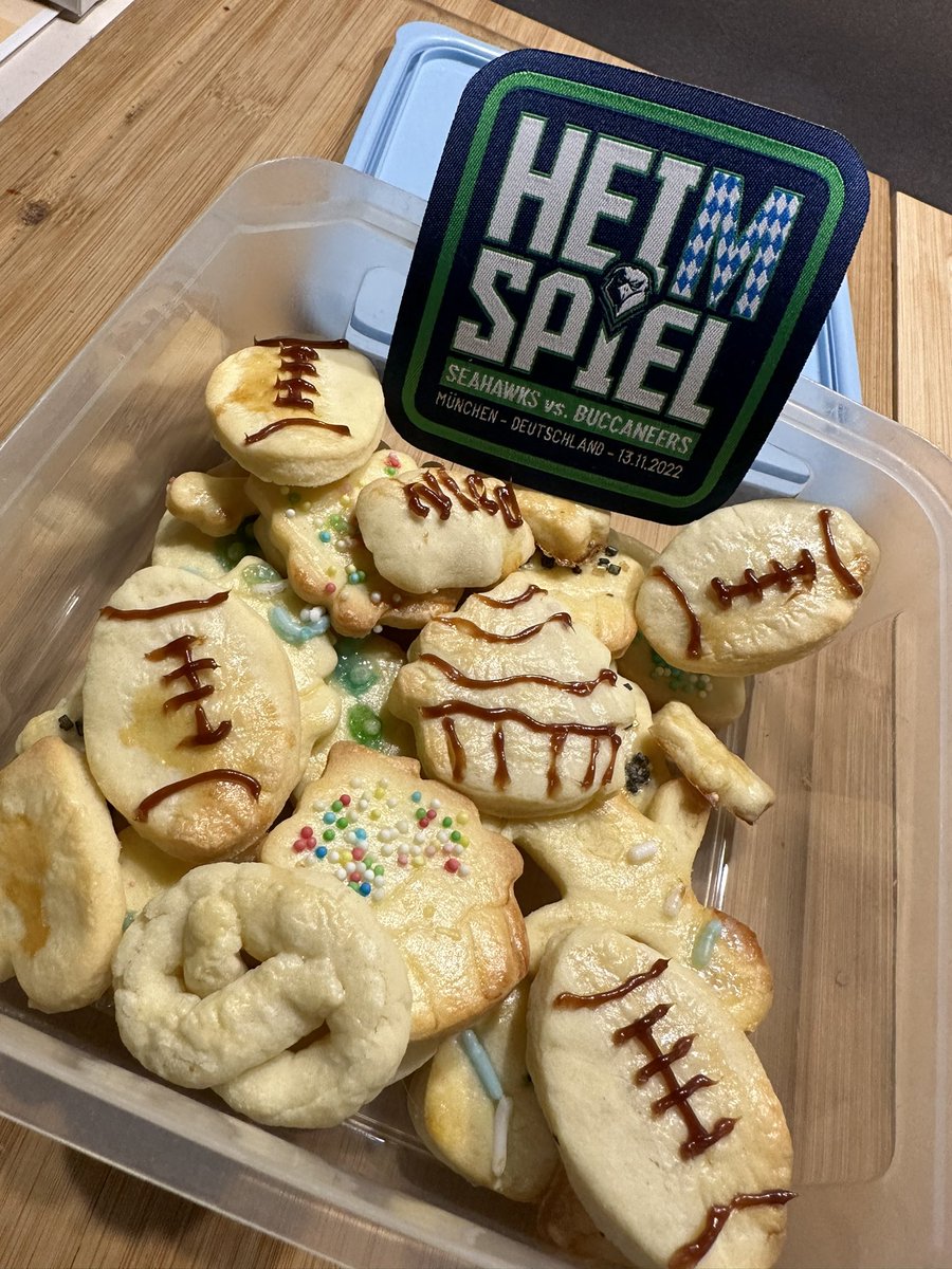 CanTzelil's tweet photo. Frau hat heute Kekse gebacken &amp; das kam heute dabei raus :) Football Kekse ☺️ 💚💙 @nfl_ran #ranNFL #jedenverdammtensonntag #germanseahawkers #GSHeimspiel @SeaHawkersGER https://t.co/Jquesc4gh2