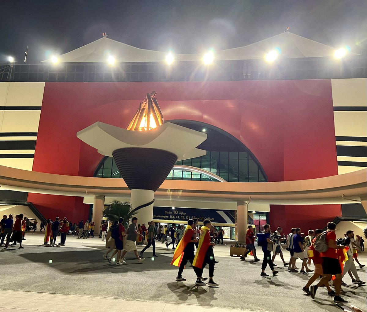gita_mathew's tweet photo. Viva España !!!
🇪🇸🇪🇸🇪🇸 ♥️♥️♥️
Another packed stadium with crazy energy !!! 💪🏽🔥👏🏽
#EuropeanGiants 
#spain_germany 
@QatarWorldCup26 https://t.co/t8ybU79DIp