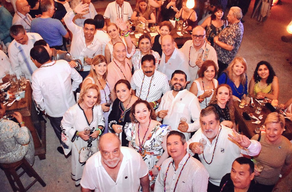 🇲🇽🤝🏝️ En el maravilloso puerto de <a href="/Acapulco/">Acapulco</a> se llevó a cabo un importante hermanamiento #Skal entre la anfitriona <a href="/IvonneRosadoM/">IRM</a> Presidenta del #ClubSkalAcapulco y <a href="/gboliog/">Gustavo Bolio</a> Presidente  <a href="/skalcdmx/">Skål International CDMX 067</a>, en el marco de la memorable Asamblea Nacional <a href="/skalmex/">Skal Nacional México</a> <a href="/janecuntourism/">Jane Garcia</a> <a href="/Skal_Intl/">Skål International</a>