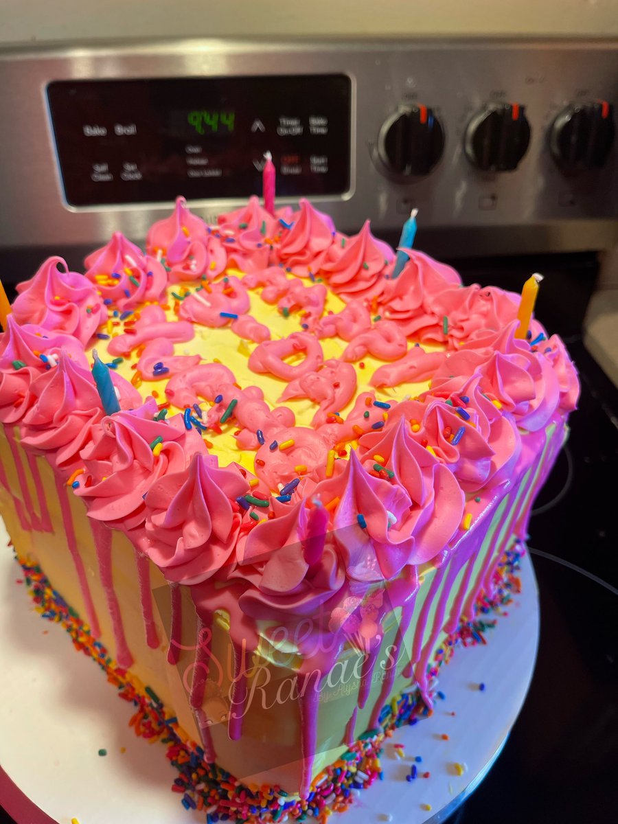 SweetRanaes's tweet photo. Custom 9” square cake🥳💕! 

Click the link in our bio to order🤗! 

#sweetranaes #BlackOwnedBusiness #cakedecorator #baker #flintmichigan #treatmaker https://t.co/ZakSzjnqti