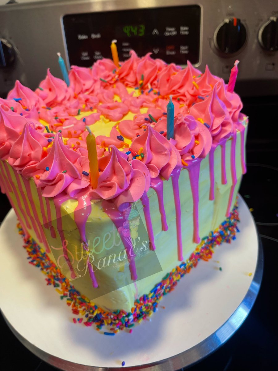 SweetRanaes's tweet photo. Custom 9” square cake🥳💕! 

Click the link in our bio to order🤗! 

#sweetranaes #BlackOwnedBusiness #cakedecorator #baker #flintmichigan #treatmaker https://t.co/ZakSzjnqti