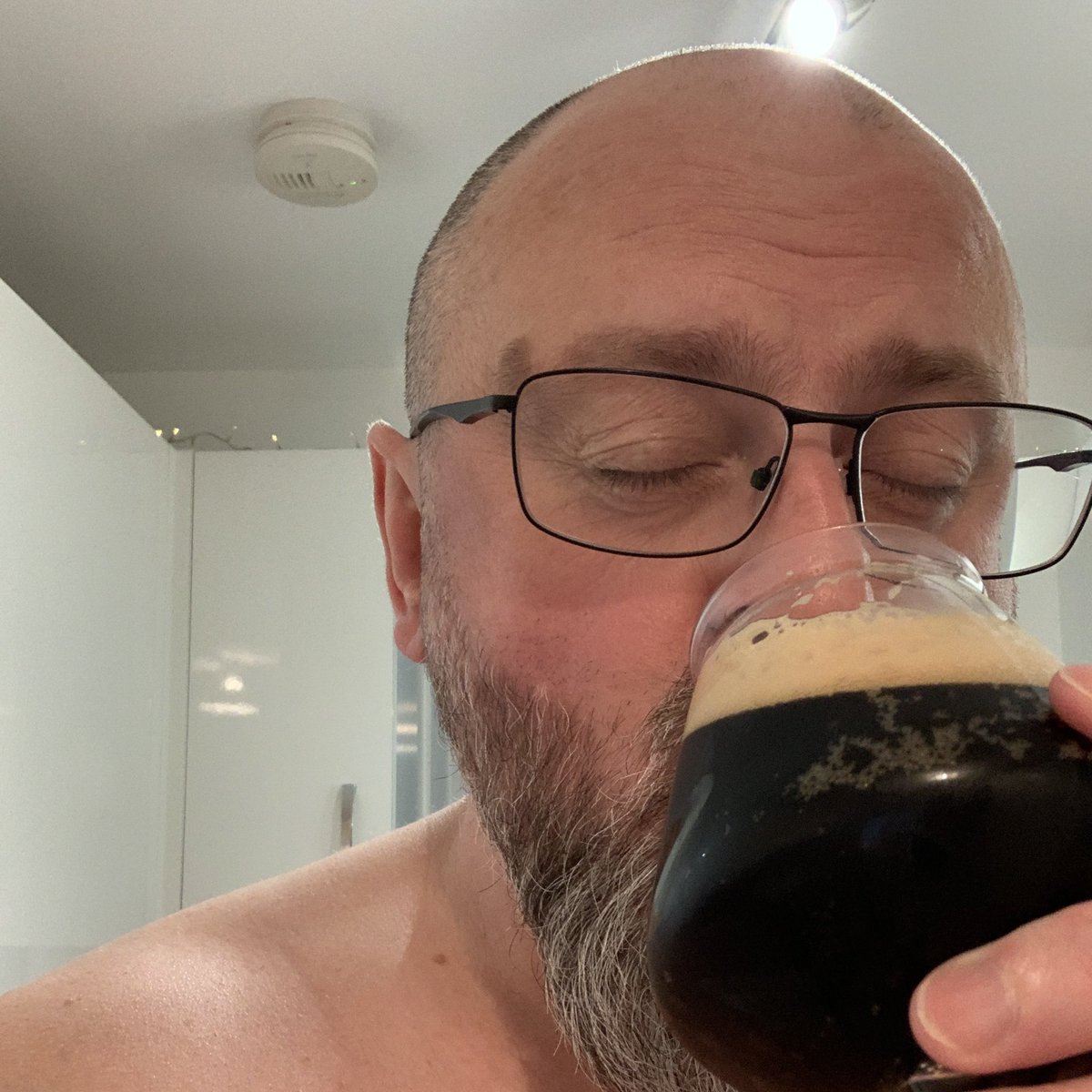 BeerOClockShow's tweet photo. // #CellarSunday // 27 Nov 22
@phbrew Round The Clock BA imperial stout
Cheers @irishbeersnob & @MrsBeerSnob for this one
Burnt sugar, light boozy warmth, lasting roasty finish. Delicious
And yes, I’m bloody roasting https://t.co/WngCF9y281