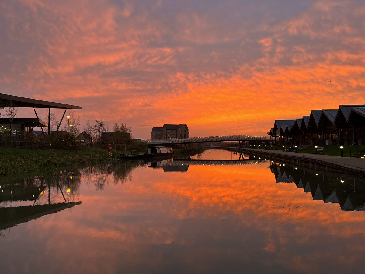 PhilJPeacock's tweet photo. Sunday sunset #loveSwindon #ItstheFloridaoftheUK https://t.co/Ju5NUsw07E