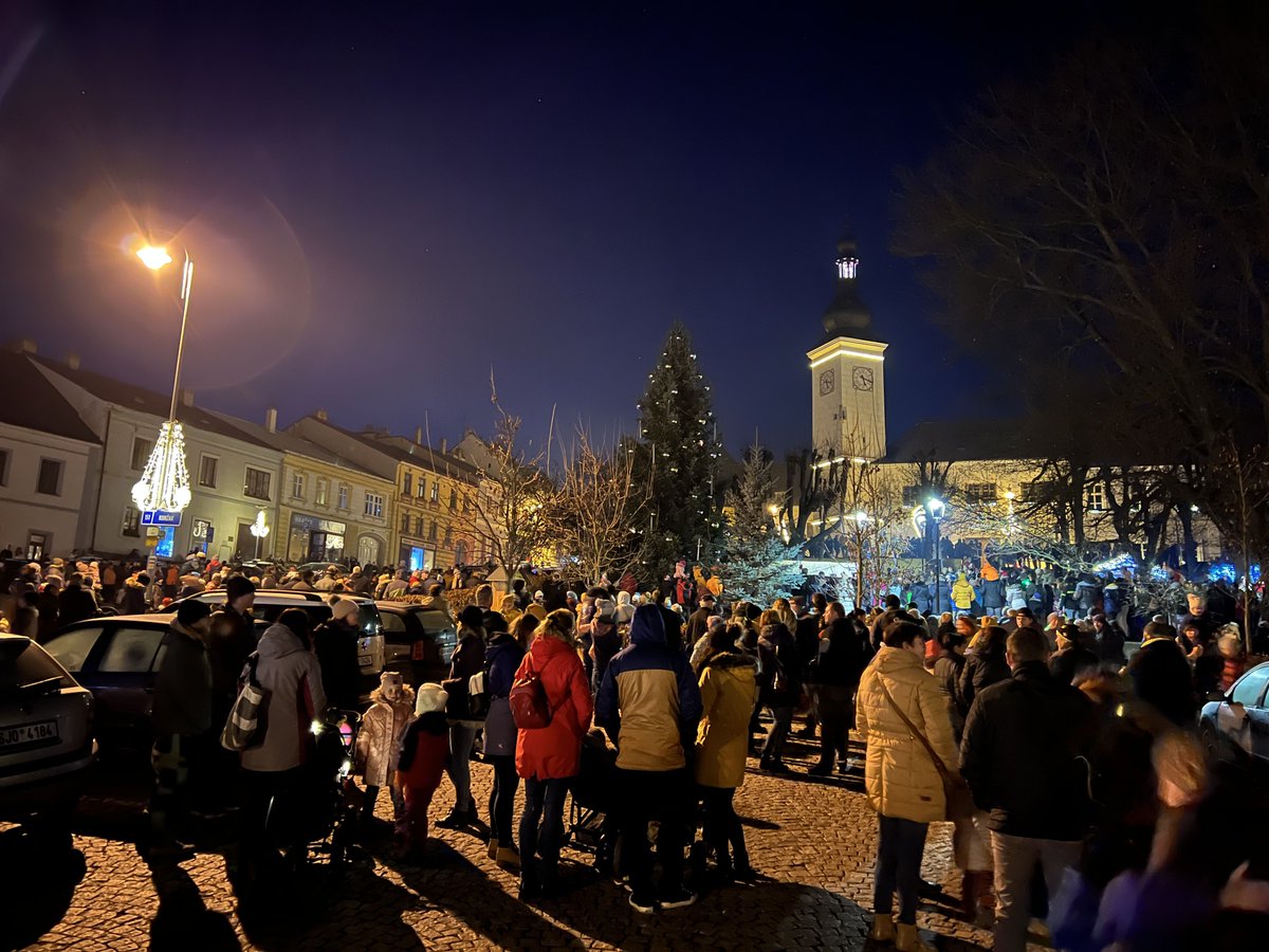 dacicko's tweet photo. rozsvícení vánočního stromu #vanoce #dacice https://t.co/yNHu7J7azt