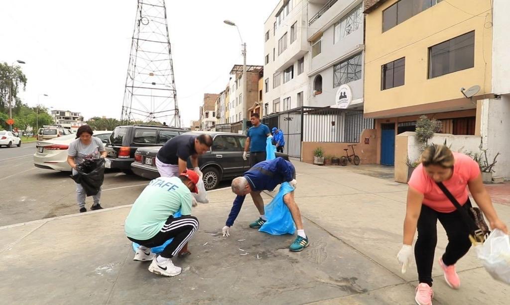 MarcoSanBorja's tweet photo. ¡#Chasquing en San Borja!
Fortalece tu salud al ejercitarte y tu espíritu al colaborar con la limpieza de tu ciudad.
📸🌳🏃‍♀️🏃🏃‍♂️♻️🌳 https://t.co/126fZCqhYC