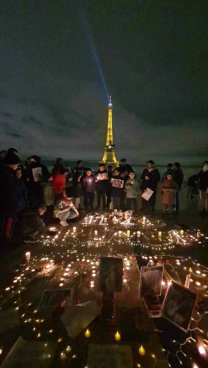 法国的维吾尔人聚集在埃菲尔铁塔前面点蜡烛，放鲜花纪念乌鲁木齐11·24大火中失去生命的维吾尔同胞！
#UrumqiFire  #乌鲁木齐火灾