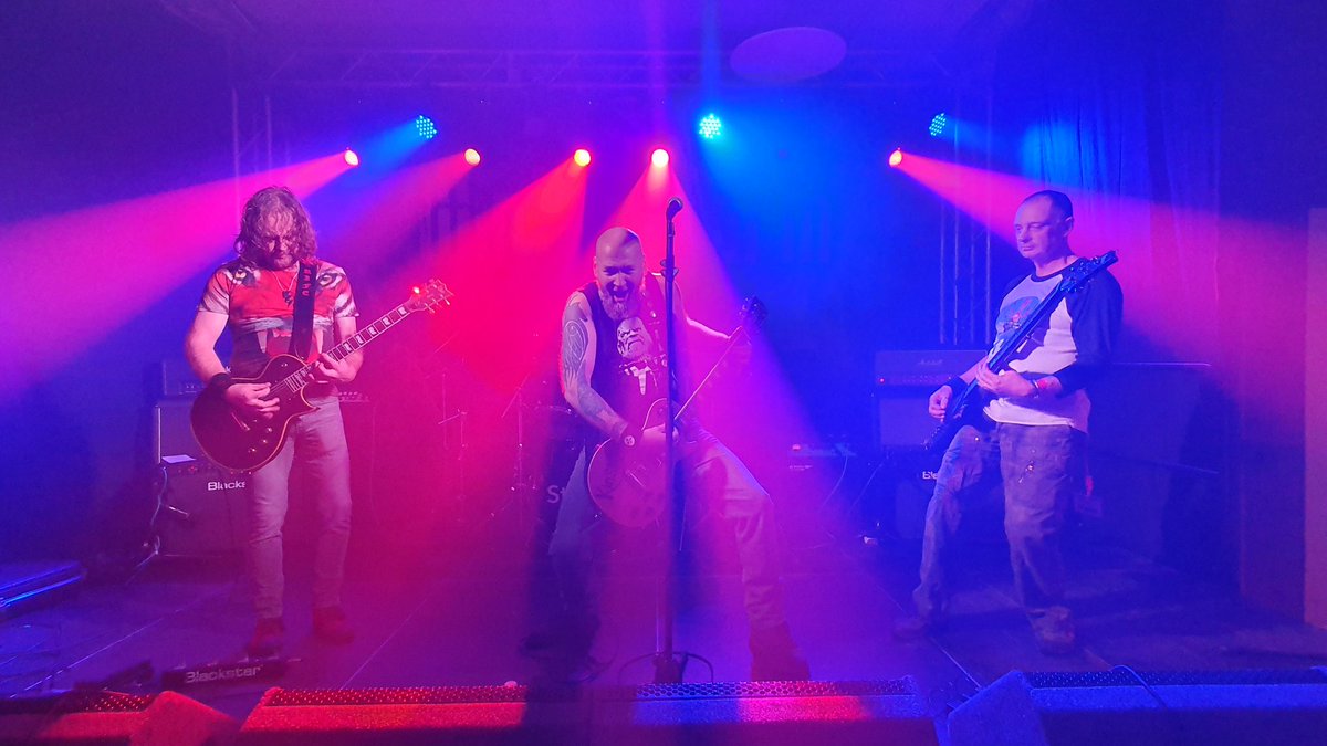 wcd07's tweet photo. And then another brillant sessions stage set from @kinstrifeuk a band I first saw at @WildFireFestUK and their #FoolsAndMonsters cd has been a permanent listen in my car since then. Lovely guys too. Check them out on Spotify and order your own copy πΈπ€
https://t.co/V5xOEqgg06 https://t.co/SlsbjFtpHY