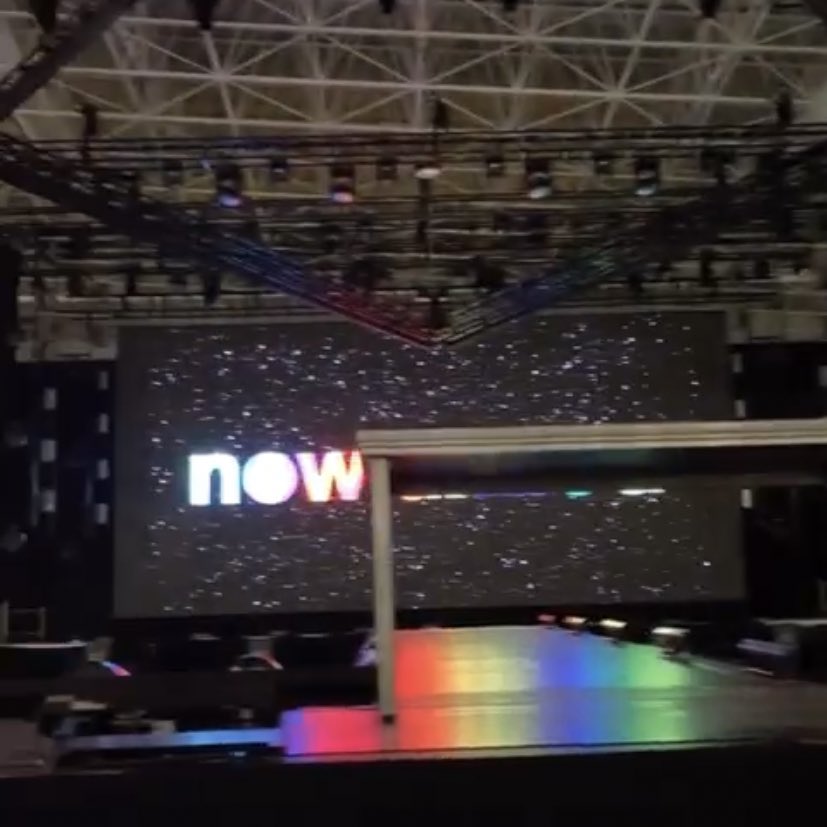 unitersupdate's tweet photo. Visão do menino que prometeu fazer live do show de hoje no TikTok! #ForeverUnitedTour 

https://t.co/m5sYvle30z https://t.co/a0JuvyKw79