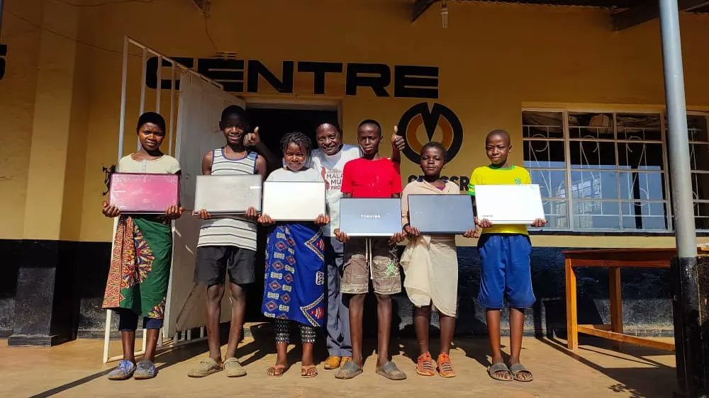 PetitsMusicsONG's tweet photo. #PROJECTES || Al setembre els infants de #malawi 🇲🇼 van rebre 12 ordinadors 💻 de segona mà. A aquests portàtils se'ls hi ha donat una segona vida, facilitant una educació 📚 basada en la #tecnologia als infants i joves. https://t.co/fwh4Xe0XGK