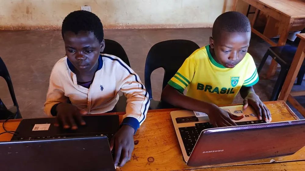 PetitsMusicsONG's tweet photo. #PROJECTES || Al setembre els infants de #malawi 🇲🇼 van rebre 12 ordinadors 💻 de segona mà. A aquests portàtils se'ls hi ha donat una segona vida, facilitant una educació 📚 basada en la #tecnologia als infants i joves. https://t.co/fwh4Xe0XGK