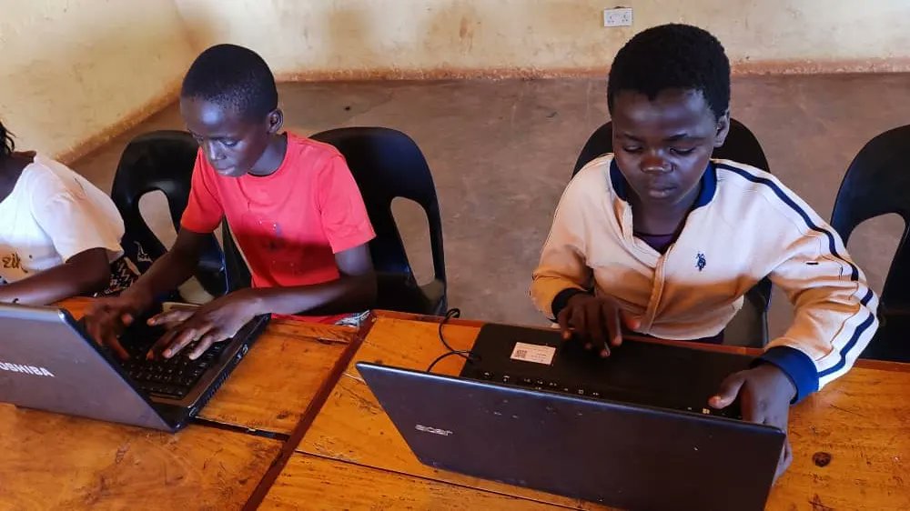PetitsMusicsONG's tweet photo. #PROJECTES || Al setembre els infants de #malawi 🇲🇼 van rebre 12 ordinadors 💻 de segona mà. A aquests portàtils se'ls hi ha donat una segona vida, facilitant una educació 📚 basada en la #tecnologia als infants i joves. https://t.co/fwh4Xe0XGK