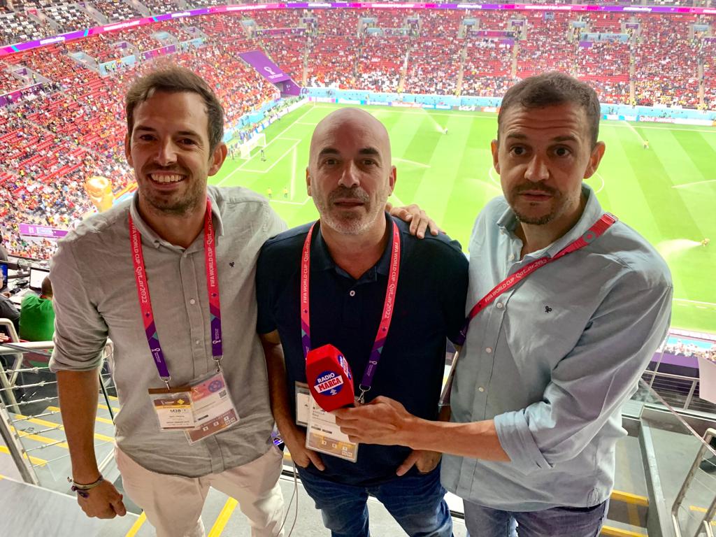 RadioMARCA's tweet photo. 🎙️🔴🔛🇪🇸 Todo preparado en el Al Bayt Stadium con nuestros hombres #SilbonModa

👔 Guapos, elegantes y conjuntados para el #ESP -#GER 

@raulvarelar 
@matoribio85 
@Amaro_DelArco 

📻https://t.co/ilgsizICkr https://t.co/Pky3FKA6NR