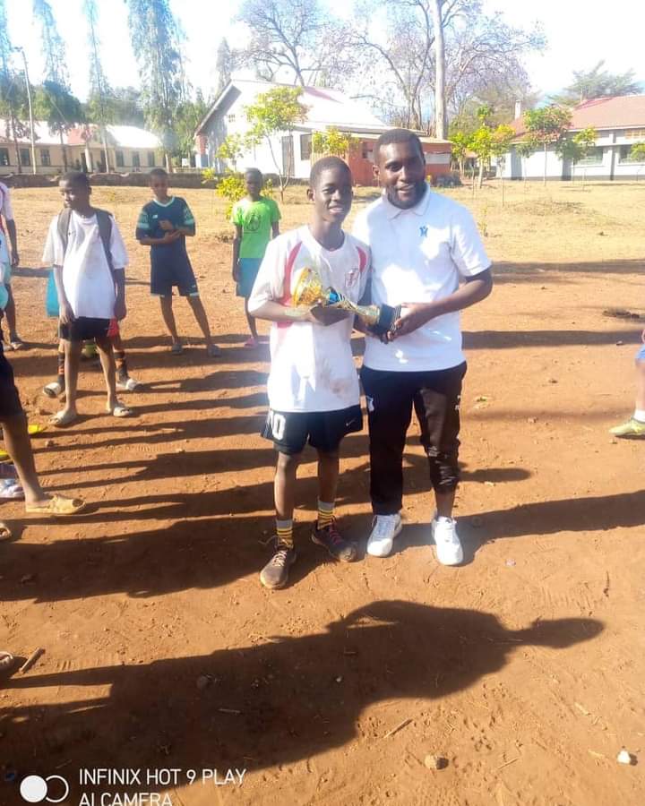 moskisa_tz's tweet photo. #MOSKISA⚽🇹🇿 - the winner of Pamoja Cup 2022!🎉🎉🎉

Our U15 team was victorious in this year's edition of Pamoja Cup! The tournament supports the development of grassroot #football in communities across #Kilimanjaro region, Tanzania 🇹🇿

Congrats to all players and staff! 💪🏿👍🏿🎉 https://t.co/04jJOrm470