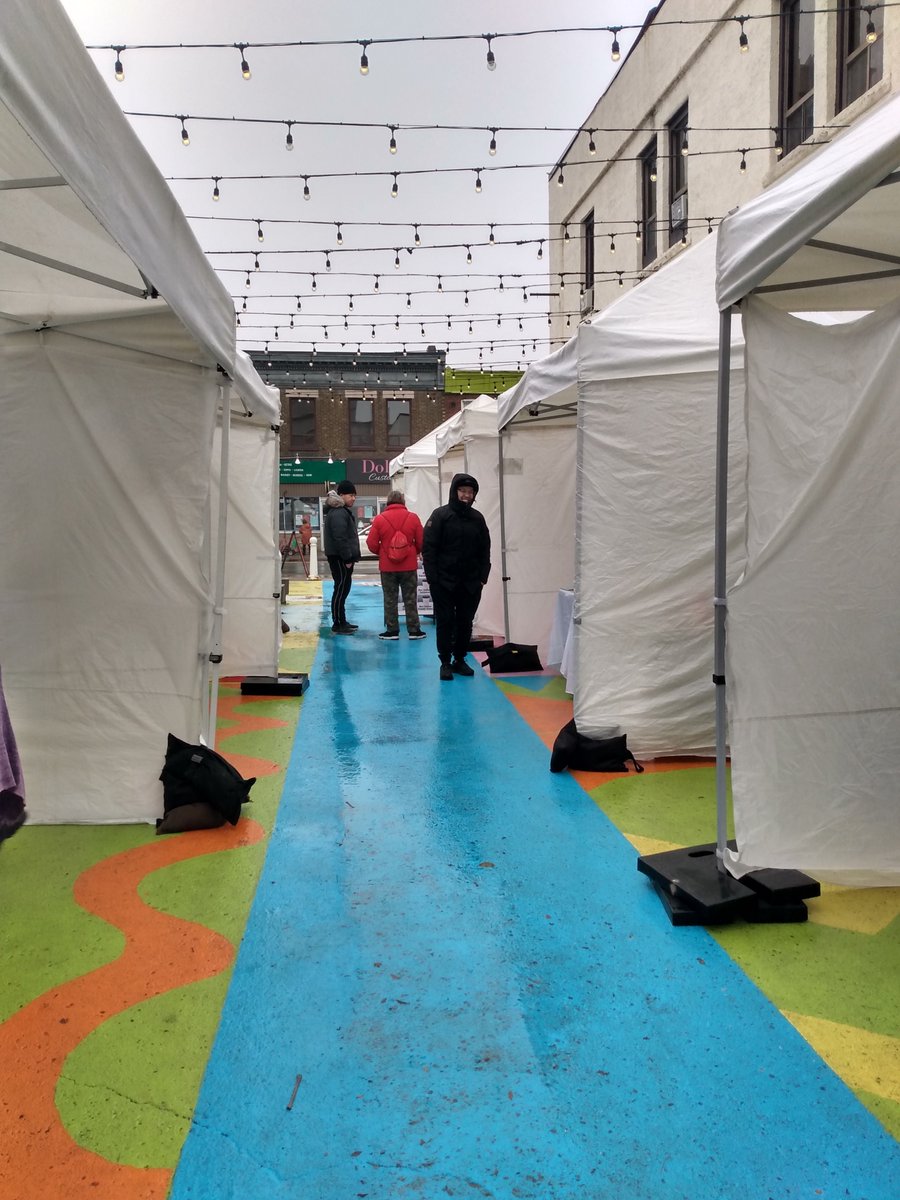 bramptonbits's tweet photo. @bramptondtbia Holiday Popup Market And by @hellolocalshops
#hellolocal featuring Santa and Juggler juggling. @CityBrampton https://t.co/3k8QDl8yob