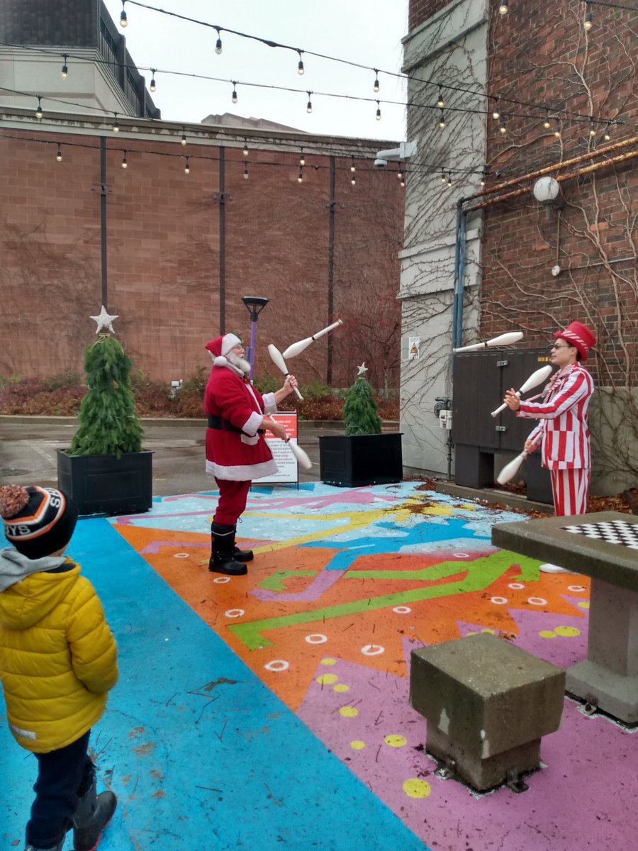 bramptonbits's tweet photo. @bramptondtbia Holiday Popup Market And by @hellolocalshops
#hellolocal featuring Santa and Juggler juggling. @CityBrampton https://t.co/3k8QDl8yob