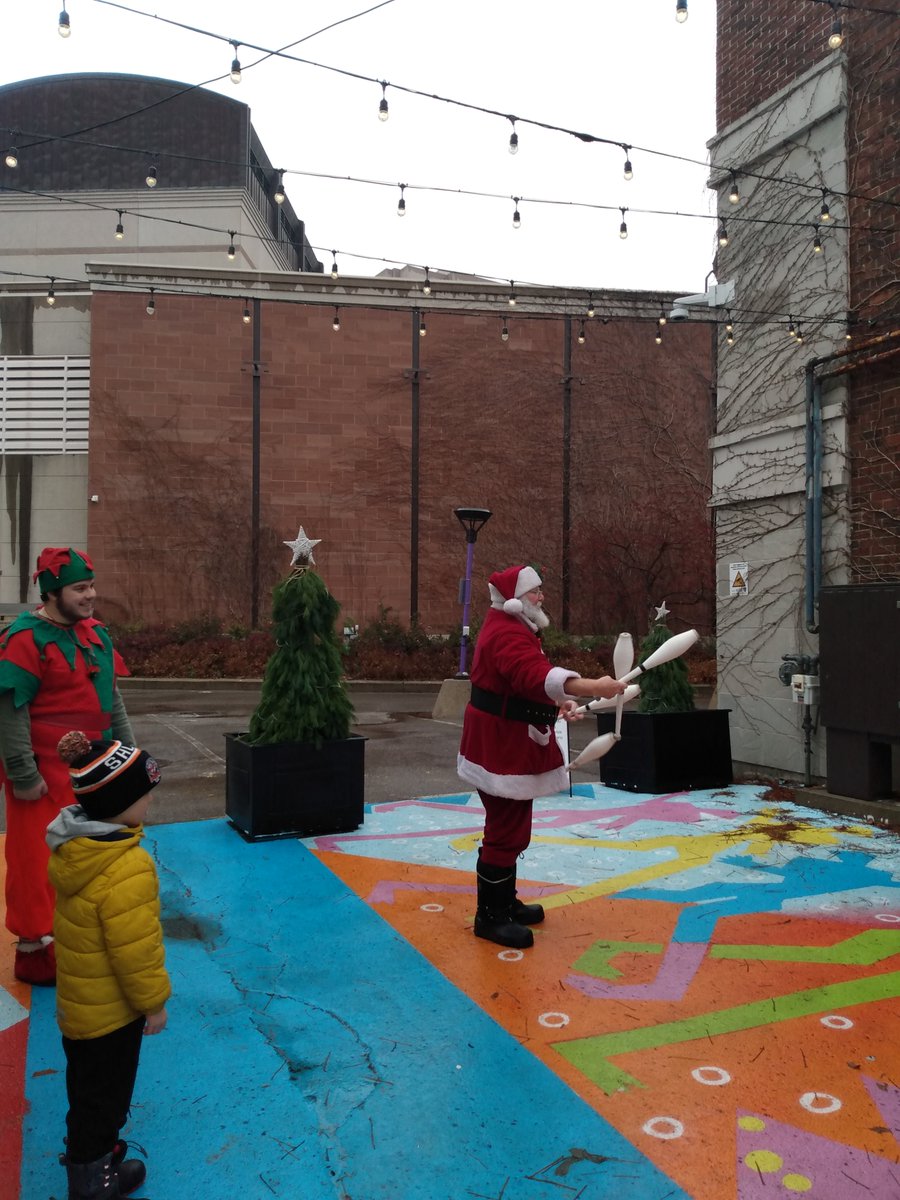 bramptonbits's tweet photo. @bramptondtbia Holiday Popup Market And by @hellolocalshops
#hellolocal featuring Santa and Juggler juggling. @CityBrampton https://t.co/3k8QDl8yob
