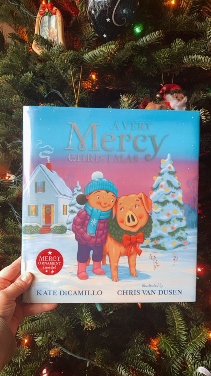 llombardi2009's tweet photo. When your favorite storybook character is in a Christmas book ๐๐ฅฐ๐ #mercywatson @KateDiCamillo https://t.co/pW9aDHsjz8