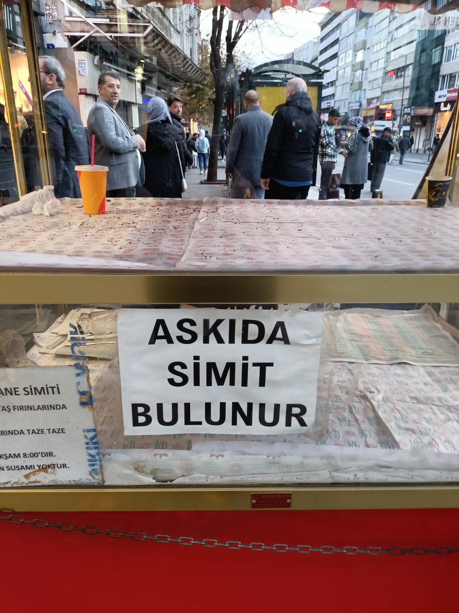 Aynurtatlii's tweet photo. @serkanozcan1 @SerapBelet @kursadoguz Ekonomi iyi diye o programlara çıkanlara LÜTFEN 📍sorun?İstanbul'un göbeğinde "ASKIDA SİMİT" VAR🔦bu nasıl bir haldir.Bu hale düşmüş bir Türkiye 'mi hayallerindeki  .        🙈🙉🙊 https://t.co/92jGzYLMya