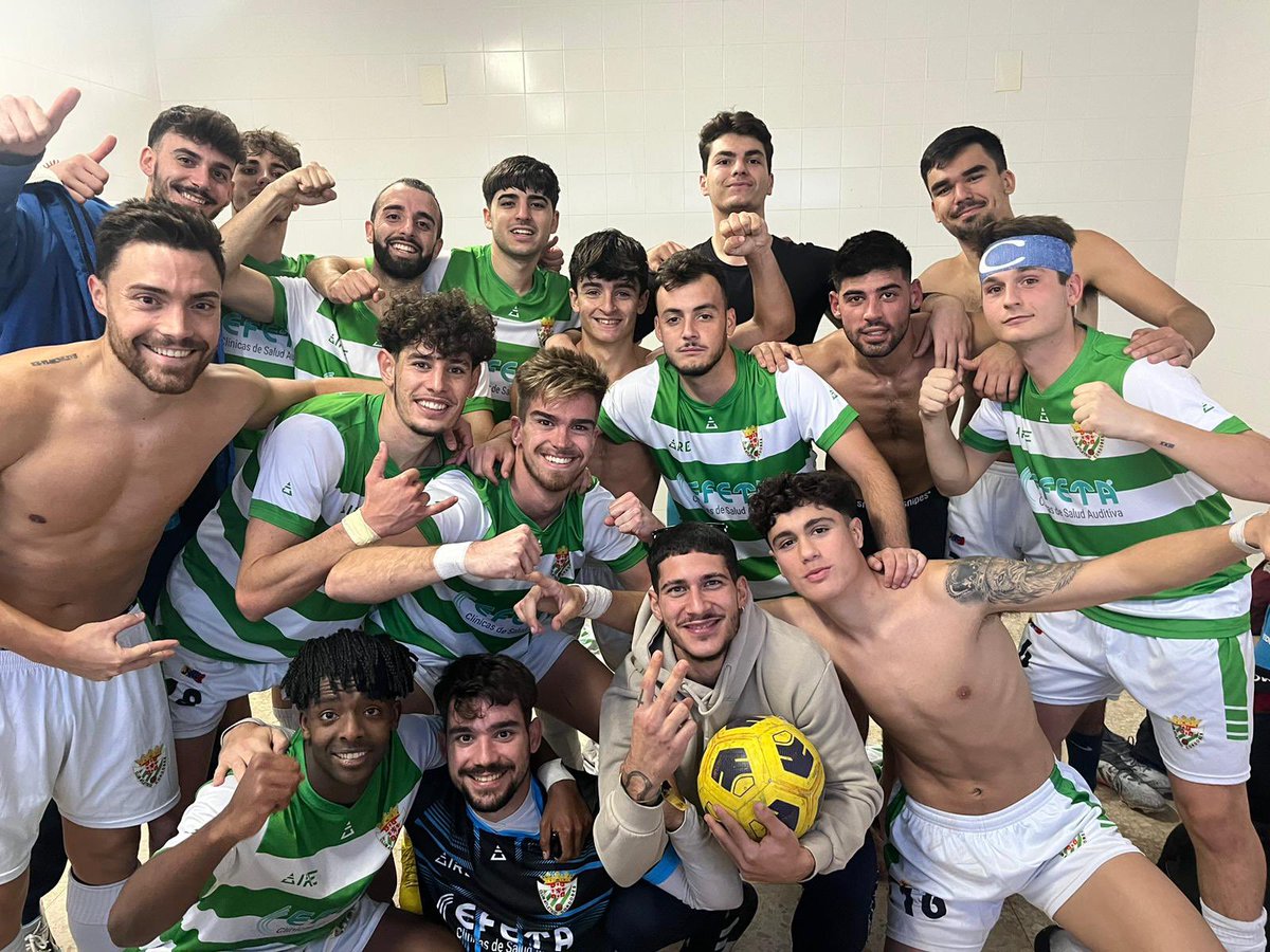 Después de ver durante toda la semana el compromiso de estos chavales, el trabajo serio que realizan día a día , la unión que se respira en el grupo … esta imagen es más que merecida. +3 . 
@cdcdefuentepalmera 0-1 @atcocordobes