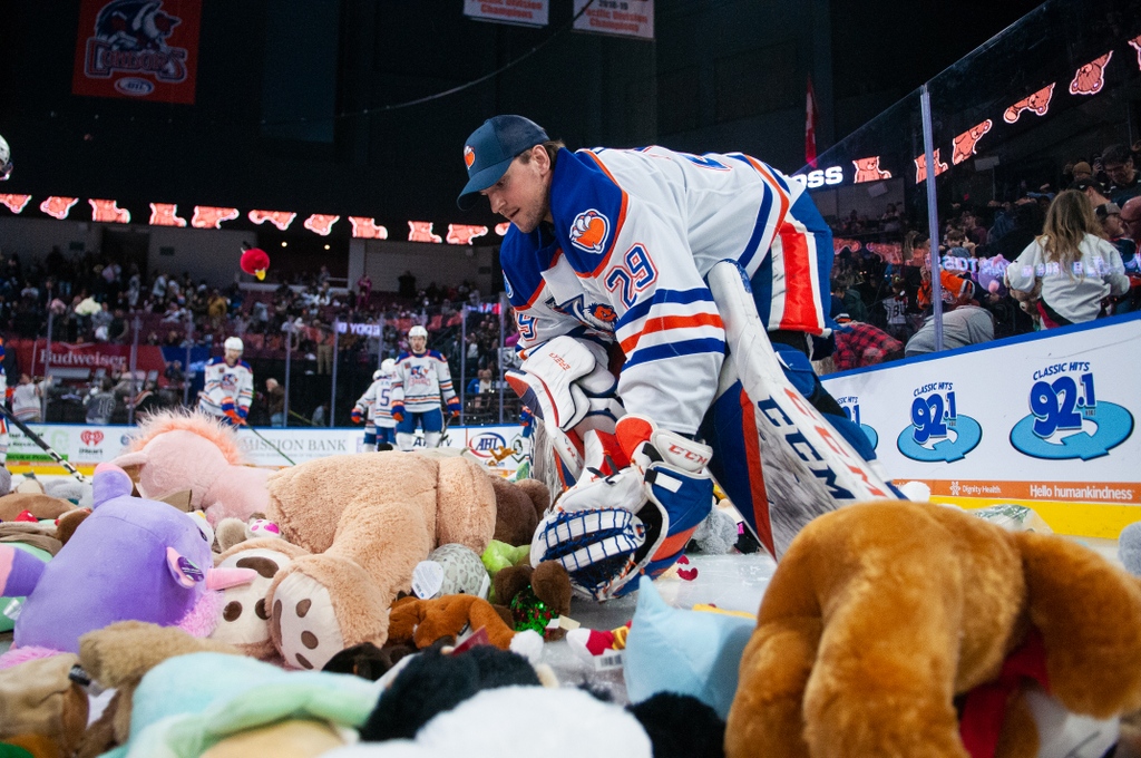 TheAHL's tweet image. It was raining teddy bears last night in Bakersfield 🧸