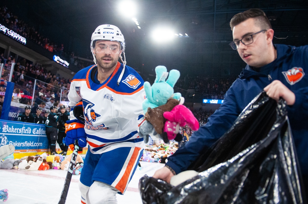TheAHL's tweet image. It was raining teddy bears last night in Bakersfield 🧸