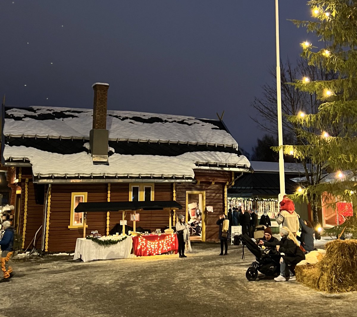 Bieordinary22's tweet photo. วันนี้ไป local christmas market มา บอกเลย��่านิพพานมาก ของต่างๆคือ handmade แล้วมาจากคนพื้นเมืองจริงๆ เดินๆไปซดซุปร้อนๆไปคือดีมาก แง ปีหน้าไปอีกแน่นอน https://t.co/whzP4gikKX