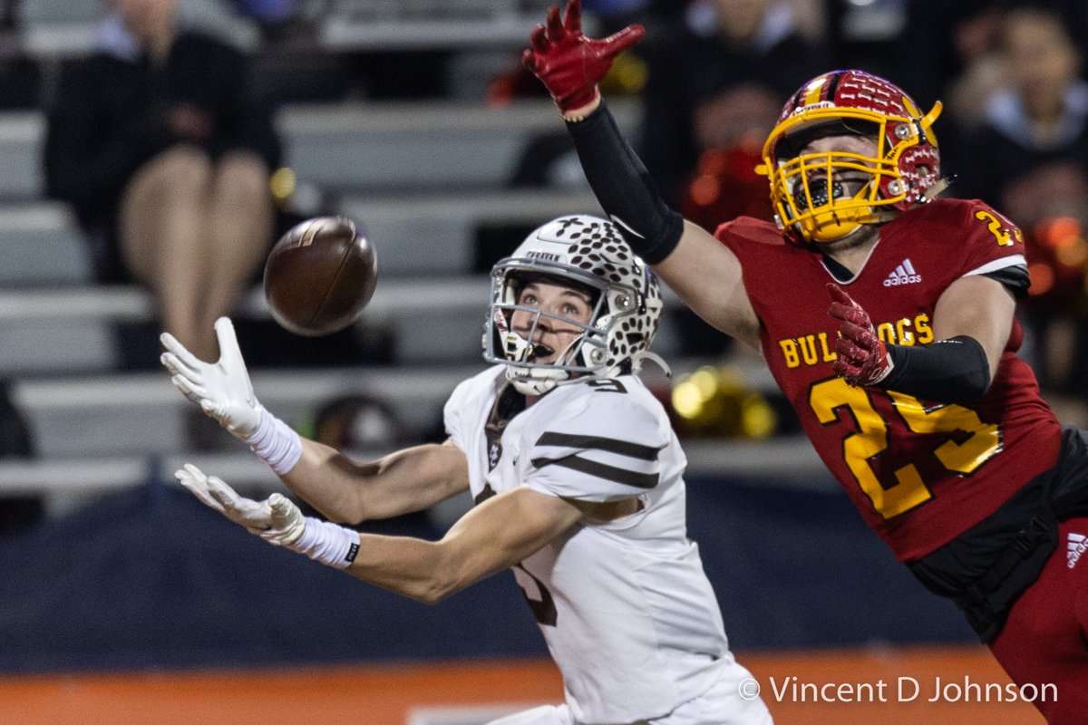 VincentDJohnson's tweet photo. .@CaravanFootball's Jimmy Deacy shows his, little kid getting to open presents on Christmas Eve face, while catching a TD pass in the state finals. Story and more pics via @SouthtownSports https://t.co/XVaMCbhgvu https://t.co/cBBNyfHugj