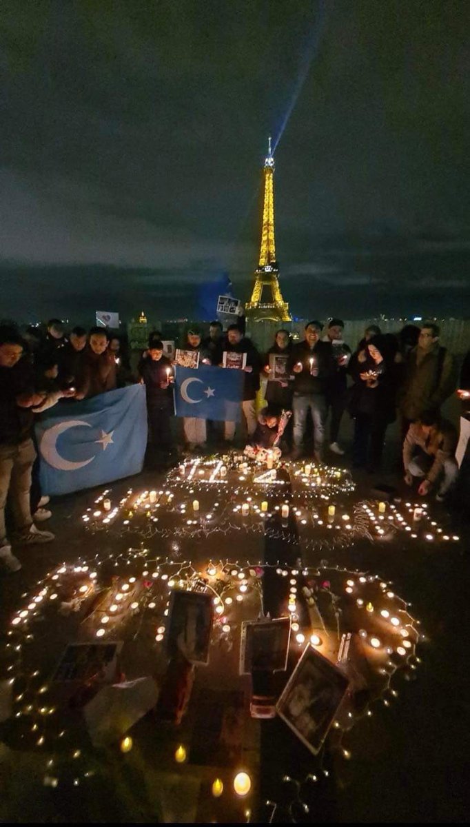 Fransa'daki yerli halk ve Uygur Türkleri, Urumçi'de çıkan yangında hayatını kaybeden Uygur soydaşlarını anmak için Eyfel Kulesi önünde toplandı.

#UrumqiFire