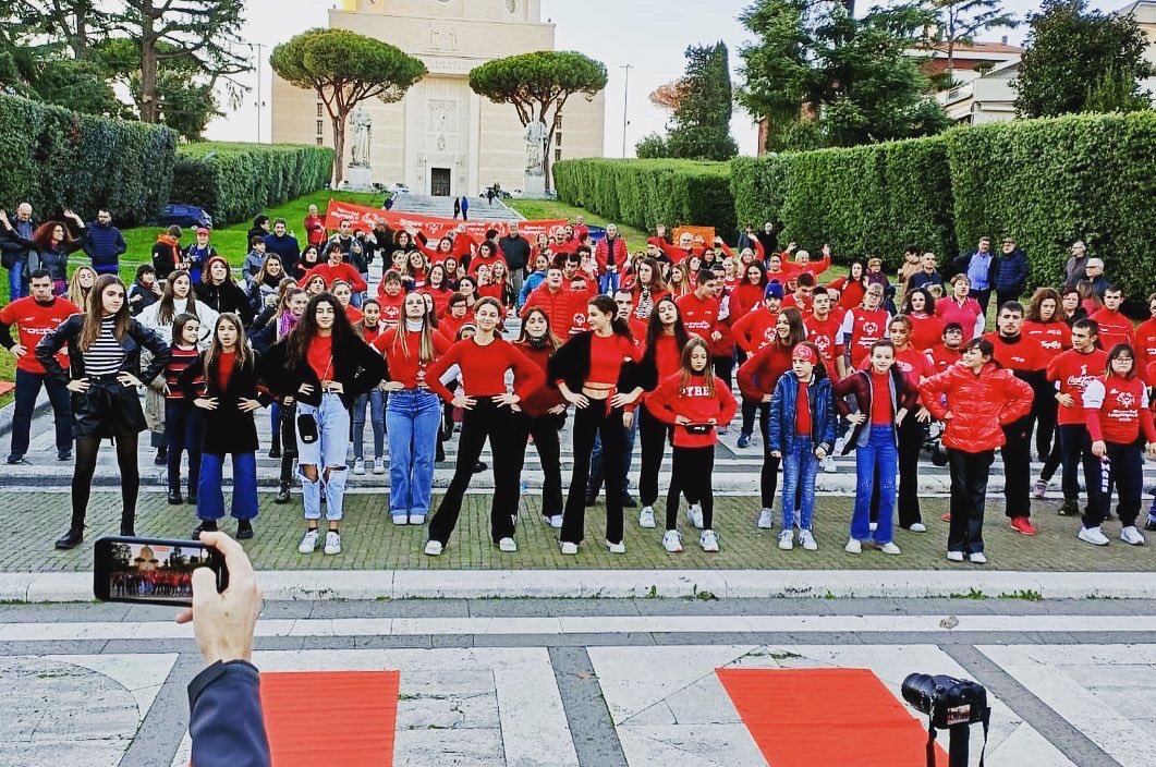 🔴🔴🔴 Che bello ballare tutti assieme. 🕺🏻🕺🏻🕺🏻
Le maglie rosse di Special Olympics hanno invaso la Scalinata della Basilica dei Santi Pietro e Paolo per il nostro fantastico flashmob! 
#specialolympicsballa