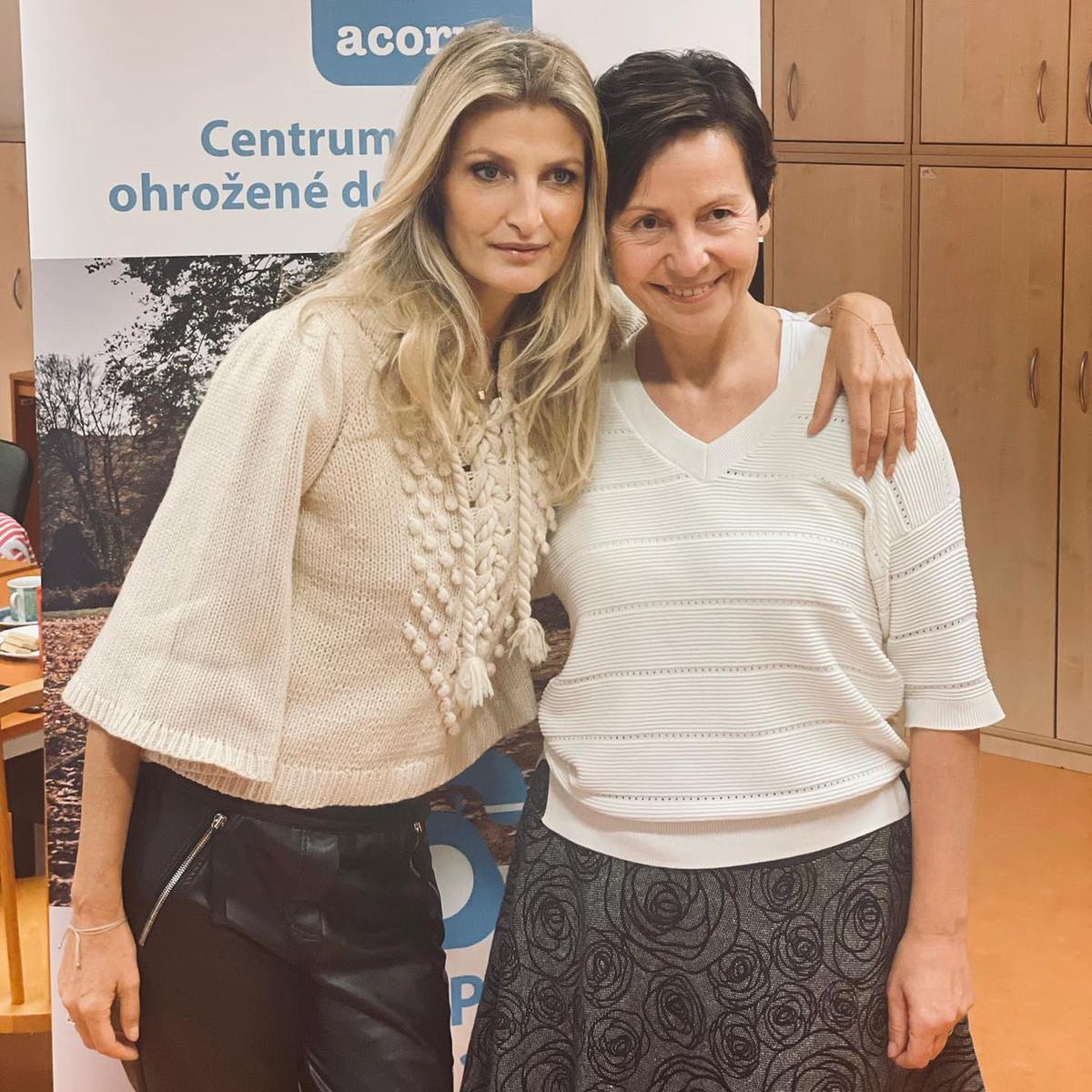 NadaceTMd's tweet photo. “Kosti srostou, psychický teror je mnohem strašnější,” řekla nám v azylovém domě jedna žena.
Navštívili jsme utajený azylový dům #ACORUS. Pomáhá neojohroženějším ženám a jejich dětem, které zažily peklo. Najdou tu úkryt před násilím, psychologickou i právní pomoc. #podporujeme https://t.co/xm3CbalqOn
