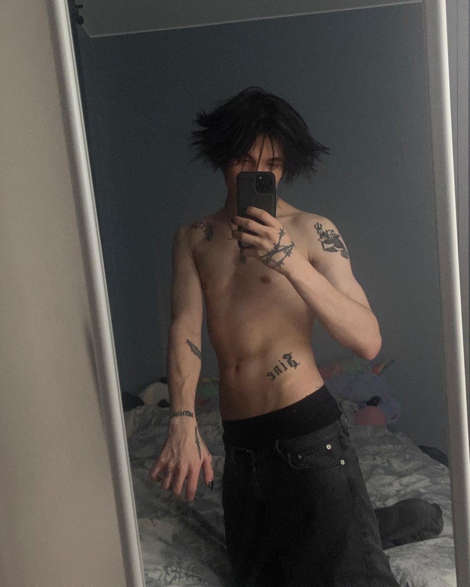 Sh4meSky's tweet photo. wish you a pleasant day⚰️🖤 https://t.co/hFZ6ApdoIP