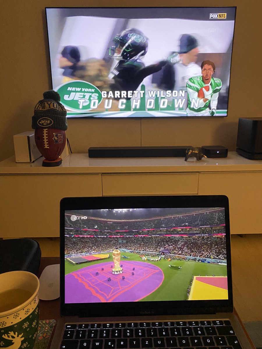 Aufklaerer's tweet photo. Man muss halt Prioritäten setzen 
🏈>⚽️

J-E-T-S Jets! Jets! Jets! 
I💚✈️ 

#ranNFL #jedenverdammtensonntag #ganggreen #nyjets https://t.co/xX2BqBDAx0