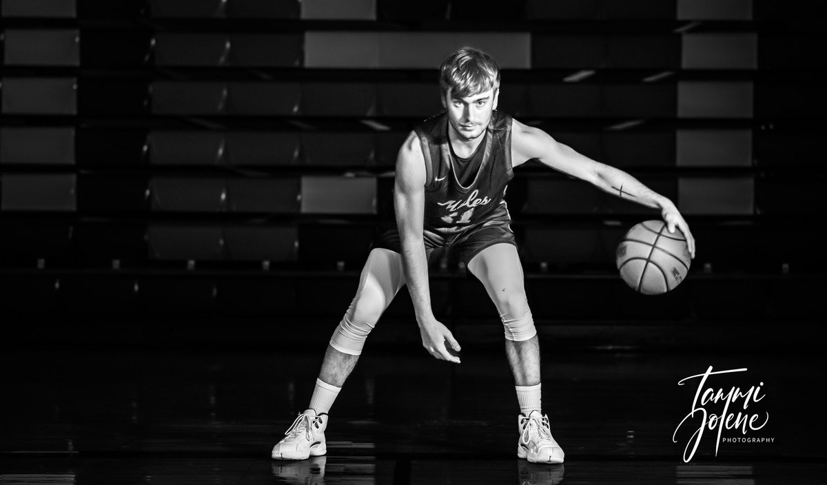 Been a long, chaotic last few months. Getting caught up on the crazy senior fall sessions. Need to finish the rodeo season photos. Getting ready to leave for the NFR. And then back surgery is gonna sideline me for a few months 😭 
But senior sports photos make me happy!