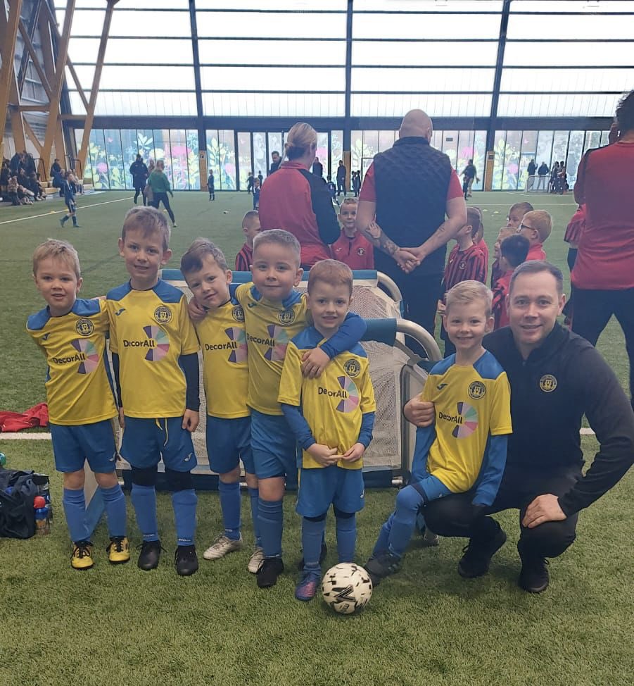 RoversMilton's tweet photo. Our 2016βs finished up their first year at fun 4βs this morning. Well done boys and good luck for next season! #grassrootsfootball #grassroots #funfours #syfa #xmasshoutout #letthemplay https://t.co/lbVxTbfJ1e