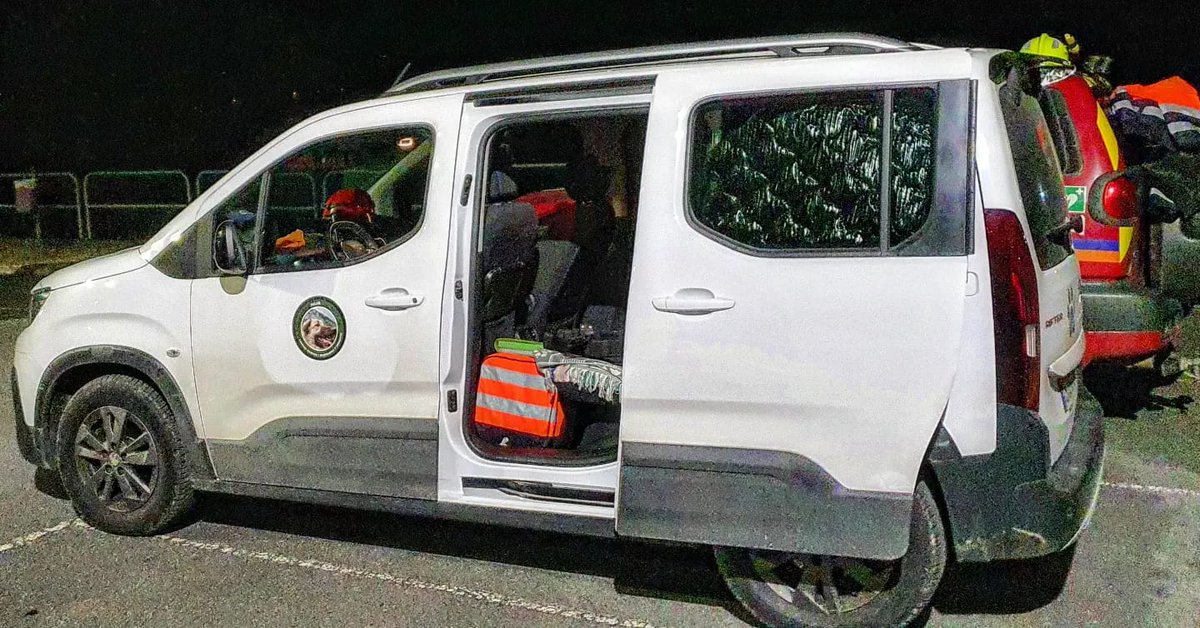 KarrantzaSOS's tweet photo. 🔚🔕🔦BÚSQUEDA🔦🔕🔚
Finalizada la intervención en la zona de #Ranero (#Karrantza).
Se acompaña a los dos senderistas hasta el aparcamiento de #Pozalagua.
#Voluntarios y #UCR (Unidad Canina de Rescate 🦮 #Nur &amp; #Byron) #SOSKarrantza 🛻 🚒 de regreso a Base. https://t.co/ACzOSZ06bK