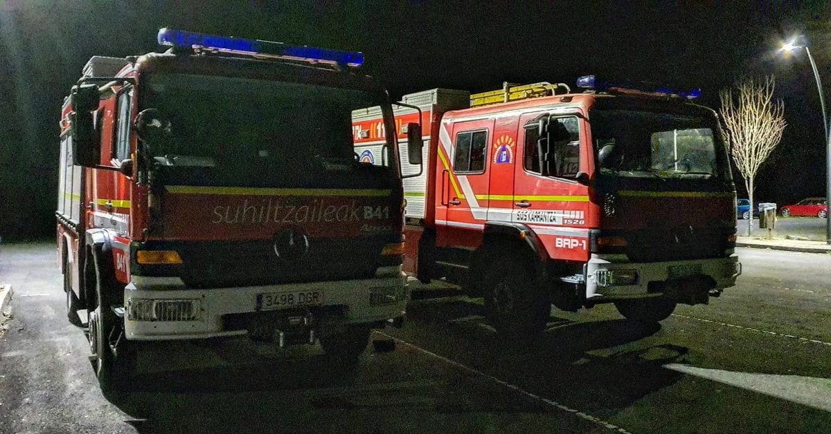 KarrantzaSOS's tweet photo. 🔚🔕🔦BÚSQUEDA🔦🔕🔚
Finalizada la intervención en la zona de #Ranero (#Karrantza).
Se acompaña a los dos senderistas hasta el aparcamiento de #Pozalagua.
#Voluntarios y #UCR (Unidad Canina de Rescate 🦮 #Nur &amp; #Byron) #SOSKarrantza 🛻 🚒 de regreso a Base. https://t.co/ACzOSZ06bK