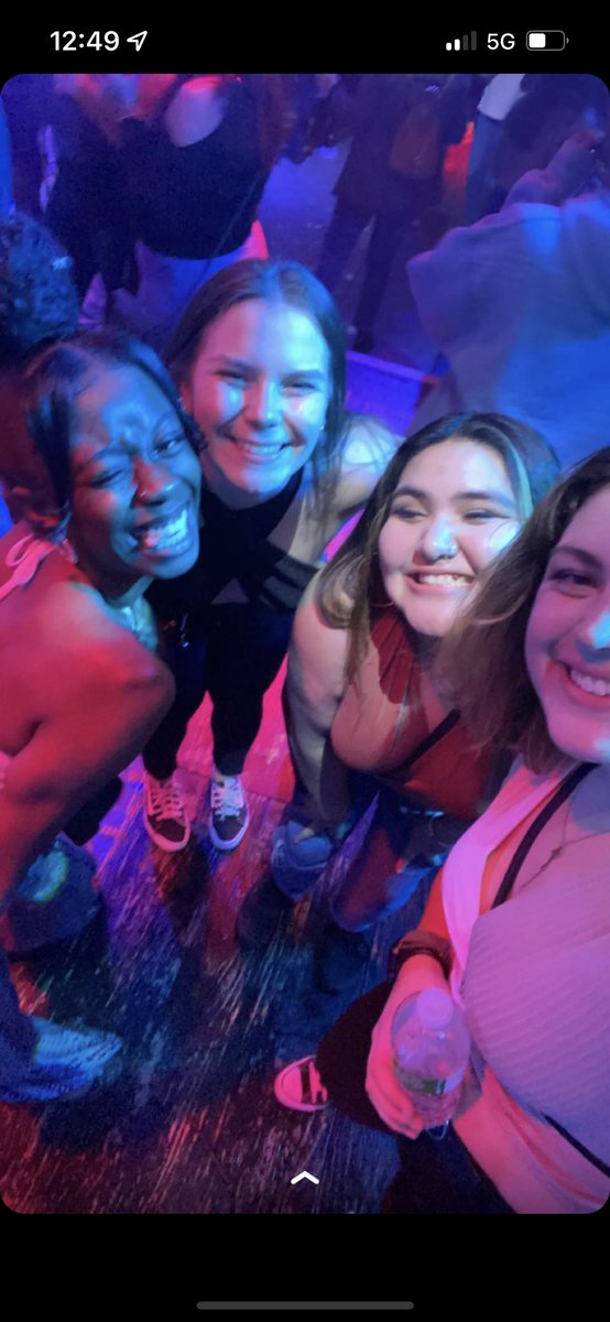 b__r__iii's tweet photo. Getting wasted with the girls >>> https://t.co/TqdnpDyTX0
