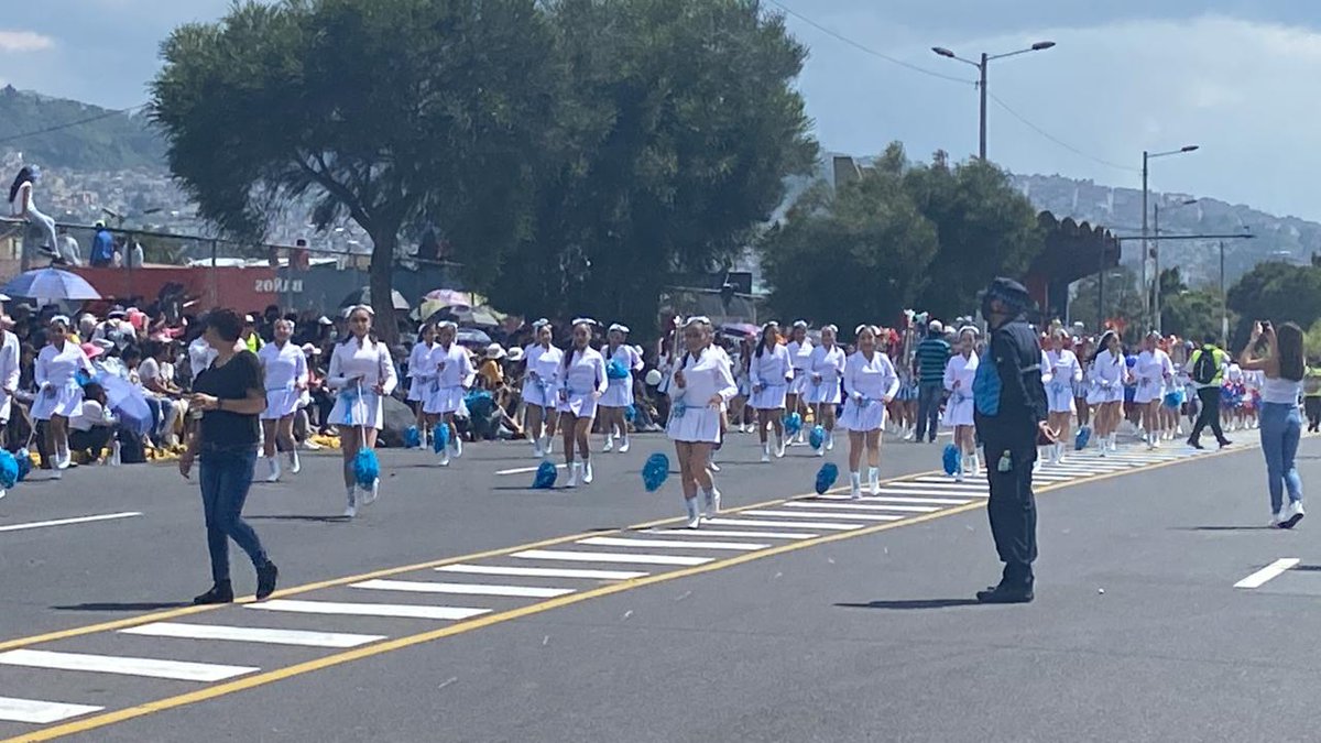 AlejandraBaca24's tweet photo. Bastoneras de la Unidad Educativa particular "Santa Dorotea".
#fiestasdequito #tribunadelsur #confraternidad https://t.co/Kx1tSDonb0